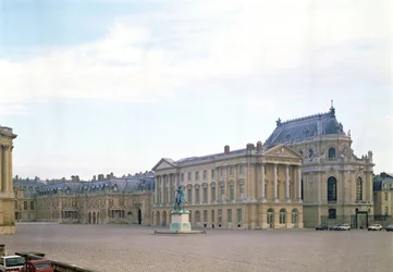 Der Marmorhof (ganz links) führt zum Königshof (Mitte), 1660er Jahre